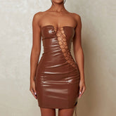 Sinnliches, trägerloses, figurbetontes Club-Minikleid mit Schnürung und Cut-Outs - Braun